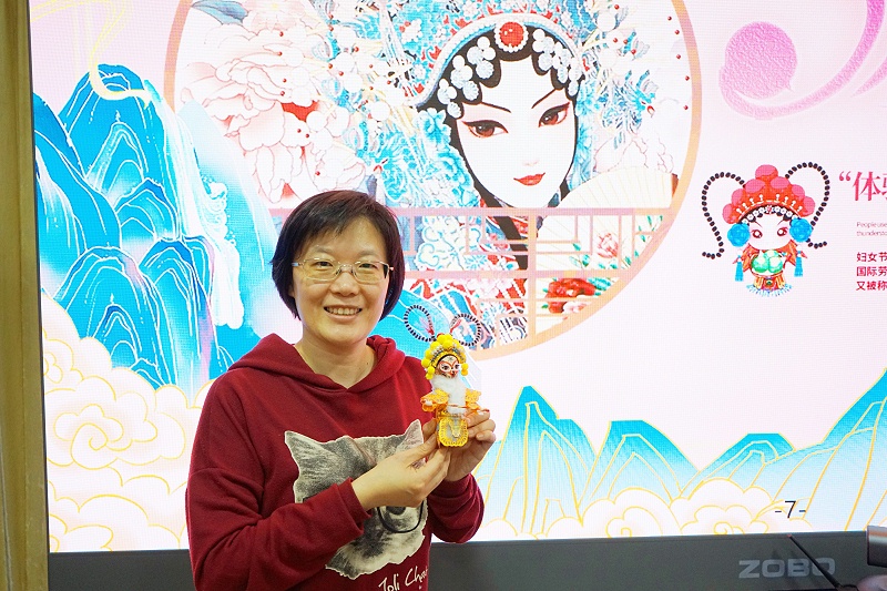 ZOBO麻豆影院91性欲工会丨举办体验非遗之美-制作北京绢人的“女神节”活动